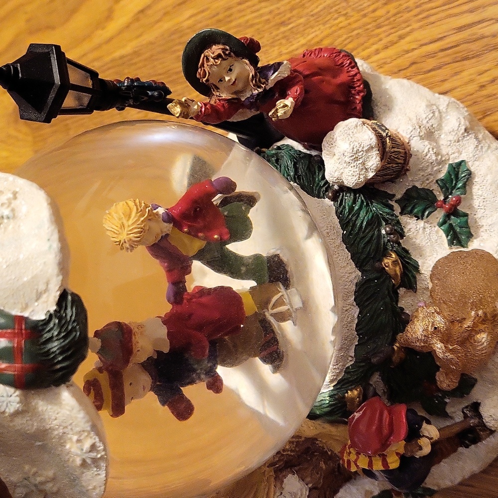 SALE--Frosty The Snowman Snowglobe - Picture 5 of 7